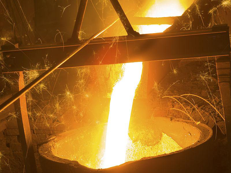 中頻熔煉爐化鐵水時，應(yīng)該穿戴哪些個人防護(hù)裝備？